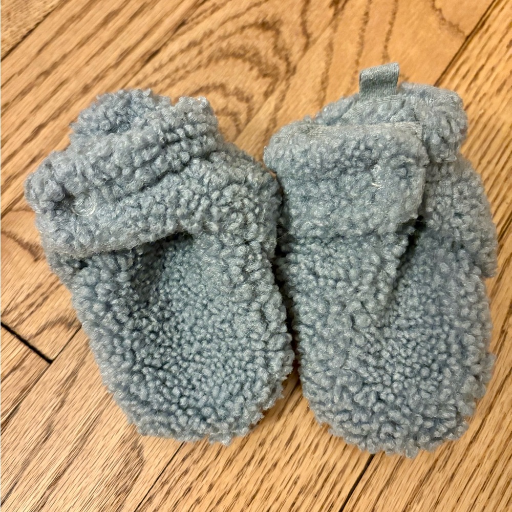 EUC Robeez Gray Sherpa Snap Booties in Size 3-6 Months
